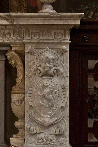 Cappella Ruiz, Balaustra in marmo, particolare del pilastrino centrale sinistro con scolpito lo stemma familiare (foto Omar Kheiraoui)