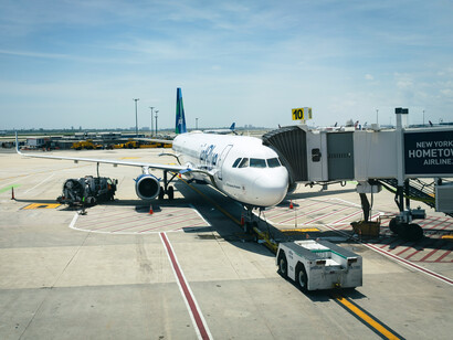 Un avion sur le point de quitter le tarmac. Après plusieurs jours d’attente et une nouvelle autorisation de voyage, Bianca et son mari pourront finalement reprendre la route vers le Kerala