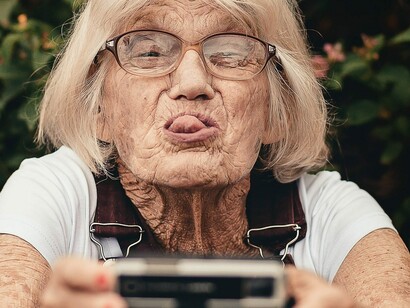 Donna fotografia divertente. Sempre in movimento e mai stanca, si allontanava spesso dal gruppo per fare fotografie in giro 