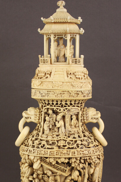 Vase 474/464 Qing dynasty, Qianlong mark, but dating to the nineteenth to twentieth century H 41.5 cm
