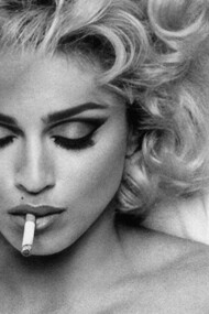 Descubra como Madonna desafiou tabus com seu álbum "Erotica" e livro "Sex". Uma análise profunda sobre sua influência e controvérsias
