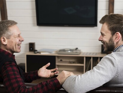 Dois homens conversam. Os primeiros raios de Sol despertaram o jovem Louis Rélleivaux como a inspiração que acerta em cheio o coração do artista. Antes mesmo de se preparar para o trabalho de meio período num bistrot próximo a seu apartamento, decidiu que precisava traçar algumas linhas do futuro romance

 


