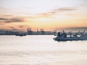 Les imposantes écluses et les eaux sereines du canal de Panama s'étendent à perte de vue. Cette merveille d'ingénierie qui relie l'océan Atlantique à l'océan Pacifique est un maillon essentiel du commerce maritime mondial