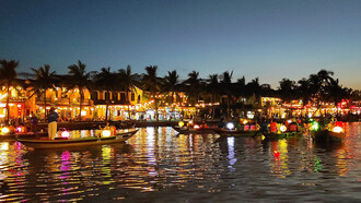 Escena del festival de linternas en el Río Thu Bồn, Hoi An, Quảng Nam, Vietnam