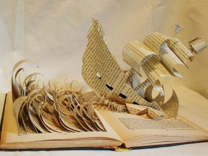 Figuras de papel com páginas de livros
