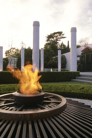 A chama olímpica arde nos jardins do museu