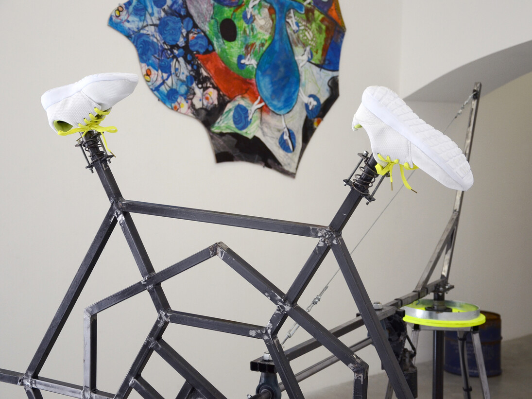 Mouvement vers une sémantique de Fils2pute (D’Après Adidas Lab)
(Movement towards Son of a Bitch semantics (From Adidas Lab)), 2015
Brushed metal, varnish, ball bearings, windscreen wipers, power supply 12V 20 AMP 6MM cables, turnbuckles, springs,
sneakers, 350x350x200 cm