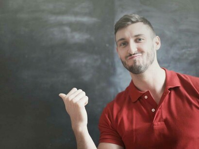 An educator emphasizes with his thumb that educating humans must come from humans