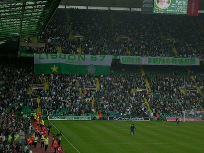 Celtic Park, Glasgow, Scozia. I tifosi del Celtic celebrano con degli striscioni la vittoria della Champions League del 1967