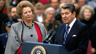 Margaret Thatcher escucha a Ronald Reagan proferir un discurso en EE. UU., 1988