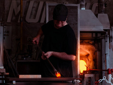 Lavorazione del vetro. Gli artigiani italiani emergono come custodi di un patrimonio culturale millenario