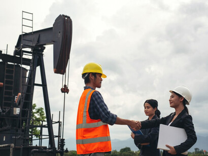 Chinese and middle eastern engineers discuss joint oil production operations