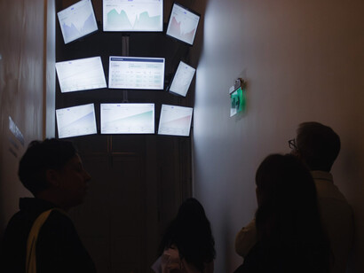 Tania Bruguera, Accelerated free fall (AFF) [Caída libre acelerada], vista de exhibición. Cortesía del proyectoamil