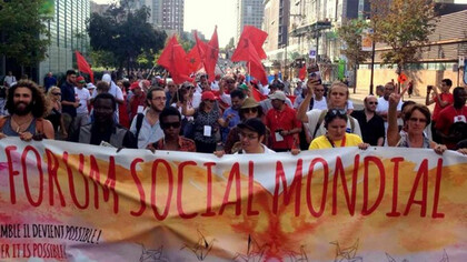 Les réflexions sur l'avenir du Forum Social Mondial soulignent la nécessité de renforcer son engagement politique face aux enjeux mondiaux contemporains tels que les crises climatiques et les menaces de guerre