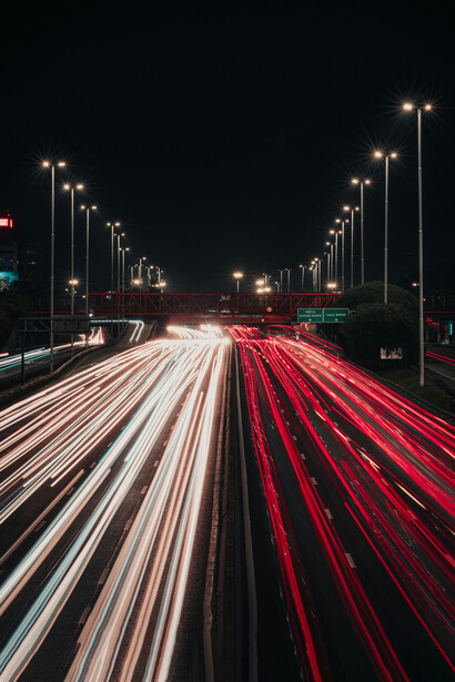 La física cuántica cuestiona la idea clásica de que todo cambio implica un desplazamiento, mostrando que un sistema puede reconfigurarse sin que nada recorra el espacio intermedio