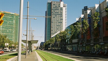 Parada de tranvía en una reurbanización urbana de páramo contaminado