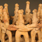 Ronda de danzantes

Materiales: Cerámica

Formativo Tardío o Clásico Temprano 300 aC- 500 dC

Medidas: 142 mm de alto