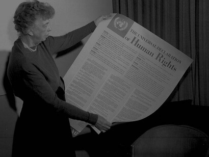 Eleonor Roosevelt con la Declaración Universal de Derechos Humanos