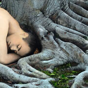 Youssef Nabil, Self-portrait with roots (detalle), Los Angeles, 2008. Cortesía del Musée d’Orsay