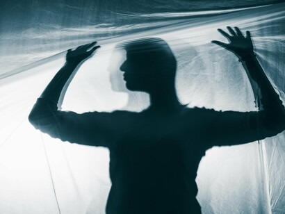 Por que não saímos da bolha?  O sarcasmo aqui não é riso leve, mas defesa, espada e escudo ao mesmo tempo. Ele nasce do cansaço de quem já não tolera a hipocrisia travestida de “civilização”