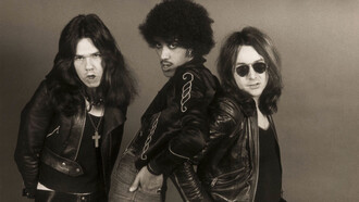 Nella foto una delle prime formazioni dei Thin Lizzy con (da sinistra) Gary Moore (chitarre), Phil Lynott (voce, basso e chitarra acustica), Brian Downey (batteria e percussioni), 1974