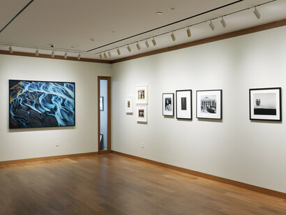 Various artists, Sign of the times, exhibition view. Courtesy of Howard Greenberg Gallery