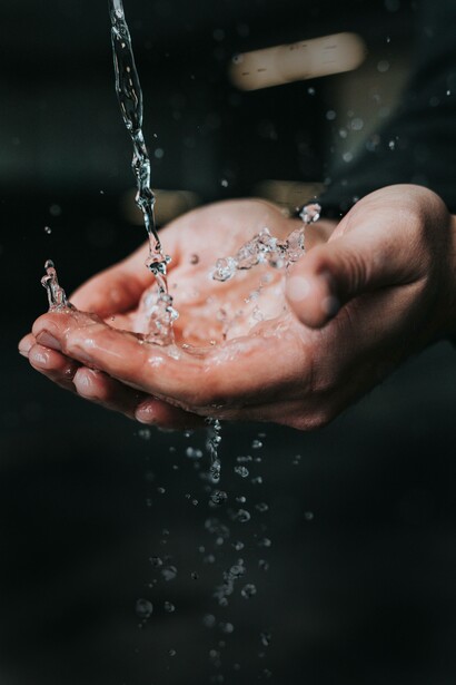Persona si lava le mani con l'acqua 