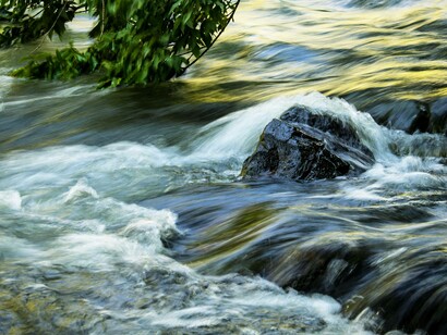 Corrente d'acqua tra le rocce: "Il tempo non negozia. Non ascolta. Non arretra. Scorre!"