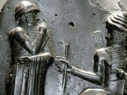 Parte superior de la estela con la representación en bajorrelieve de Hammurabi delante del dios del Sol de Mesopotamia, Shamash, el principal de la ciudad sumeria de Larsa