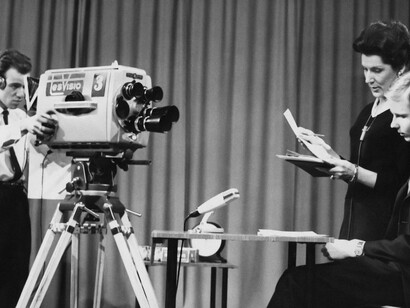 A relação conflituosa da televisão com a opinião pública é antiga, podendo ser traçada desde que foi criada a censura na televisão americana. Conhecido popularmente como “Television Code”, o código de regras ditou por três décadas o que os produtores poderiam exibir para o público. O código foi criado no começo dos anos 1950 e ganhou especial relevância após o assim chamado “escândalo do programa de perguntas e respostas”