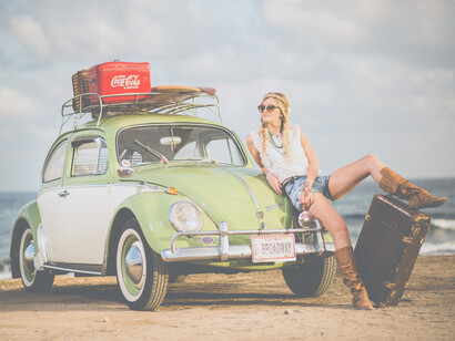 La moda vintage comenzó a extenderse y evolucionar. Personas de todas las edades se sintieron atraídas por la idea de poseer prendas únicas y con una historia