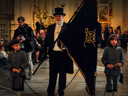 Tomás Sáez Sánchez, Caballero Cubierto 2016, atraviesa las naves de la Catedral portando el estandarte de la procesión