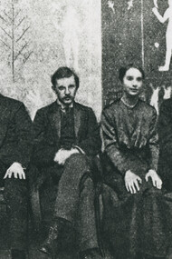 Mikhail Larionov (primo a sinistra) e Natalia Goncharova (unica donna), tra altri artisti alla mostra Il bersaglio, Mosca 1913. Mosca, Galleria Statale Tretyakov, Dipartimento dei manoscritti 
 