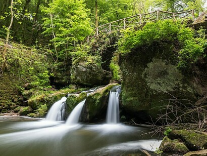 La cascade de Schiessentümpel, joyau naturel du Mullerthal, au cœur de la rivière Ernz Noire au Luxembourg