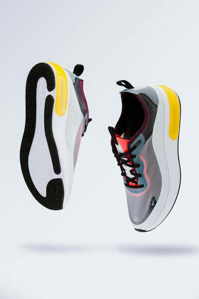 Par de zapatillas en exposición. Nike es el nombre de la diosa griega de la victoria, es el símbolo del triunfo y se representa como una mujer con alas