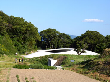 Lo que hay dentro es, aparentemente, casi nada. La obra permanente de Naito, «Matrix», consiste en gotas de agua que brotan lentamente del suelo de hormigón pulido. Museo de Arte de Teshima, Japón 