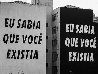 A frase estampada no mural urbano transforma a parede em mensagem e faz da cidade um espaço de encontro entre palavra e emoção. Como a literatura, a escrita invade o cotidiano e encontra abrigo no olhar de quem a lê