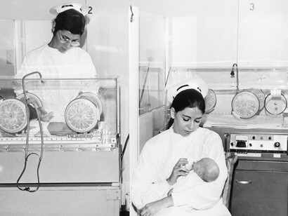 Anonyme, Des infirmières prenant soin de nouveau-nés dans l'aile néonatale de l'Hôpital général juif, Montréal, vers les années 1960. Avec l’aimable autorisation des Archives historiques de l'Hôpital général juif, ID 1-18.9.3.4