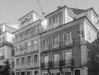 Construções antígas em Portugal. O degredo criou uma camada social marginalizada, contribuindo para o controle social e a naturalização da desigualdade