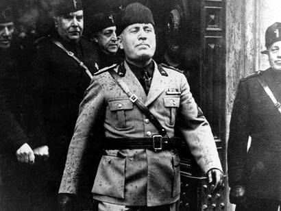 Scialomm Mussolini tra preghiere, canti, piatti semplici della tradizione culinaria pugliese, saluti romani, ci porta a percorrere questa storia veritiera ed apparentemente surreale