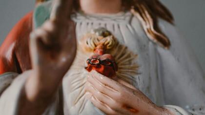 Jesus Cristo influencia a semântica e discurso ao oferecer exemplos de amor, perdão e compaixão, moldando valores e linguagem