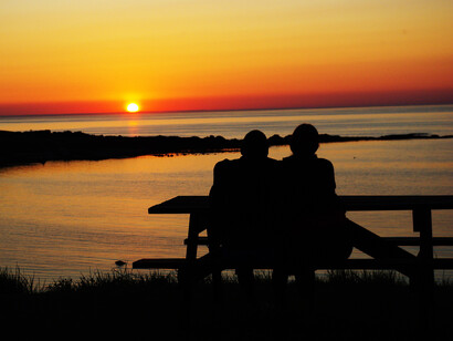 Pareja disfrutando del atardecer