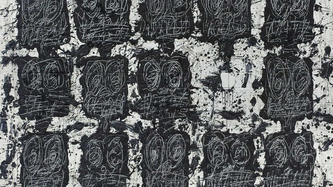 Rashid Johnson, The Crowd, 2016, White ceramic tile, black soap, and wax. 73 x 94 1/2 x 2 1/2 in(185.42 x 240.03 x 6.35 cm)JOHR_0025. Courtesy of the artist and David Kordansky Gallery. Photo by Martin Parsekian