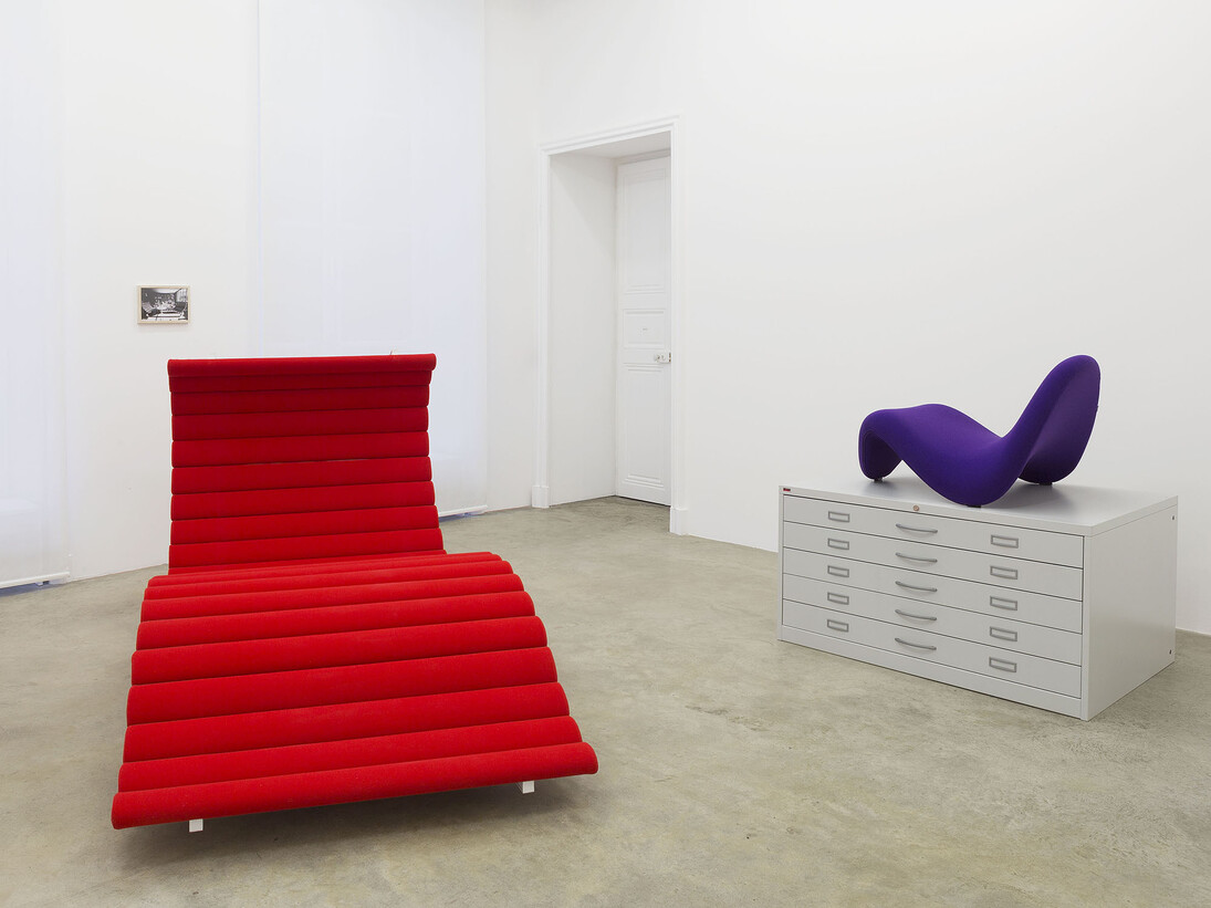 Vue de l’exposition "Paulin, Paulin, Paulin », Galerie Perrotin, Paris du 22 octobre au 19 décembre 2015. De gauche à droite: Pierre Paulin "La
Déclive", 1966 and Bertrand Lavier "Paulin/Kind", 1992-2015, Photo: Claire Dorn.
© Bertrand Lavier / ADAGP, Paris, 2015.
Courtesy Paulin, Paulin, Paulin and Galerie Perrotin