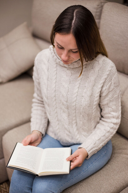 Mujer leyendo en la sala. La literatura se vincula con la belleza, la imaginación y la verosimilitud