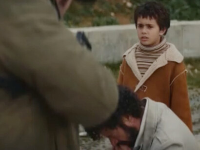 In foto una scena tratta dal trailer del film "Tutto quello che resta di te" con il giovane Sharif (interpretato da Adam Bakri) e il piccolo Noor