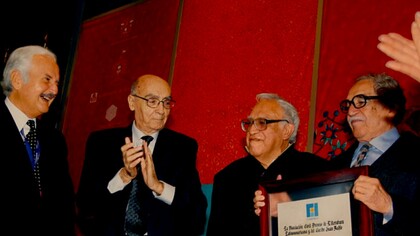 Carlos Monsiváis con (de izquierda a derecha) Carlos Fuentes, José Saramago y Gabriel García Márquez