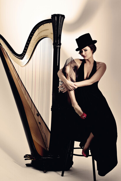 Cecilia Chailly posa assieme all'arpa. Photo by Agnes Spaak