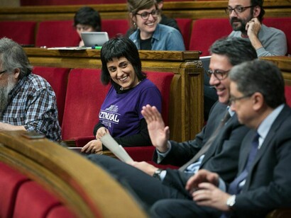 Mírada cómplice de Anna Gabriel (CUP) con Xavier Albiol (PP) en el Parlament