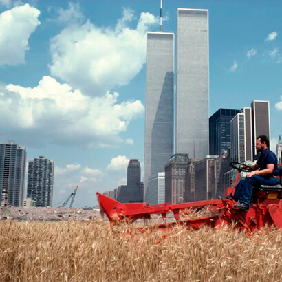 Wheatfild — A confrontation, de Agnes Denes. Salienta-se vocalmente a ambiguidade entre política e responsabilidade, simultaneamente enquanto conceitos convergentes e divergentes, na sua teoria e prática